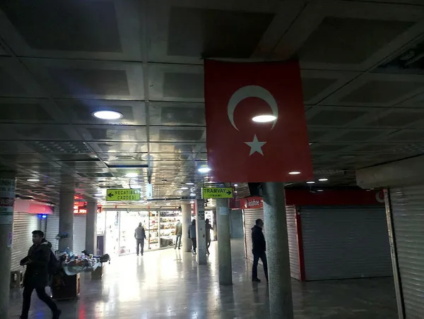 Karaköy'de Türk bayrağını koparan kişiye esnaftan meydan dayağı!-4