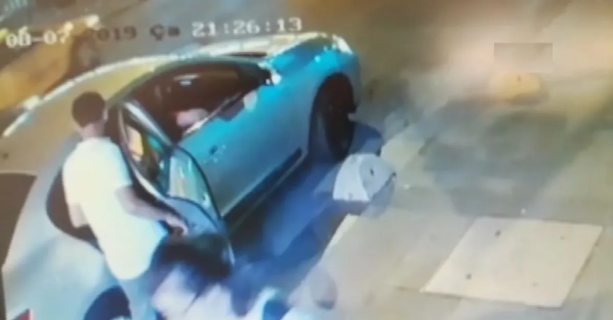 Polisiz diyerek turisti önce gasp ettiler, sonra arabayla üzerinden geçtiler (Video)