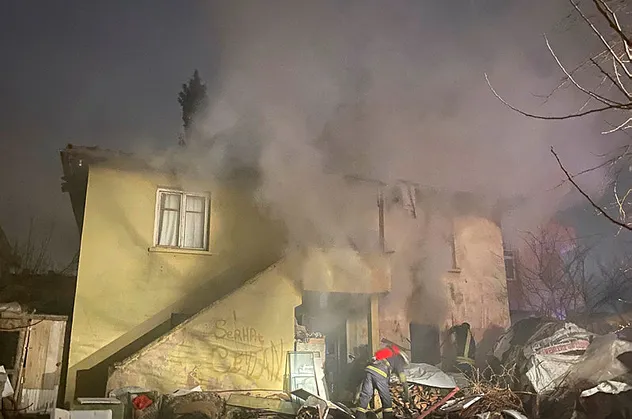 Kocaeli'de içi çöp dolu binada yangın çıktı