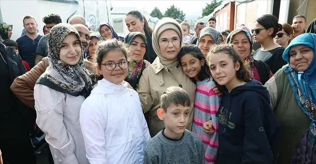 Emine Erdoğan Hatay’da depremzedelerle bir araya geldi