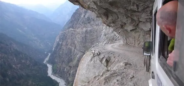Uçurumun kenarında nefes kesen yolculuk