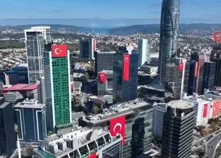 İstanbul’da 29 Ekim coşkusu! Gökdelenler bayraklarla süslendi