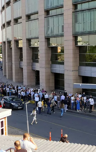 İstanbul Adalet Sarayı'nda dikkat çeken görüntü! Onlarca metre kuyruk oluştu