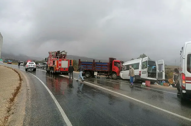 Tokat'ta korkunç kaza! Servis minibüsü ile kamyonet birbirine girdi! Ölü ve yaralılar var