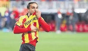 fenerbahceli-taraftarladan-joshua-king-tepkisi-1657065222768.jpeg Fenerbahçeli taraftarladan Joshua King tepkisi!-18