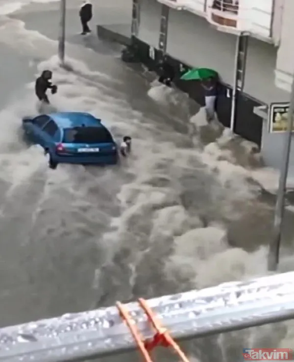 İstanbul'da yine aynı manzara! Yağmur yağdı Esenyurt yine sular altında! İBB ise piyasada yok! 2 kişi sele kapıldı - 19