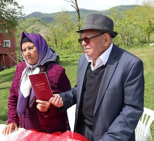 yer-ordu-altinordu-50-torunlari-olan-mehmet-hamdiye-akyol-cifti-birlikteliklerinin-75-yilinda-nikah-tazeledi-1651520866478.jpeg