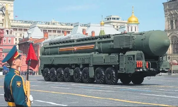 Putin, Kızıl Meydan'da kadın askerler ve savaş araçlarıyla adeta şov yaptı-2