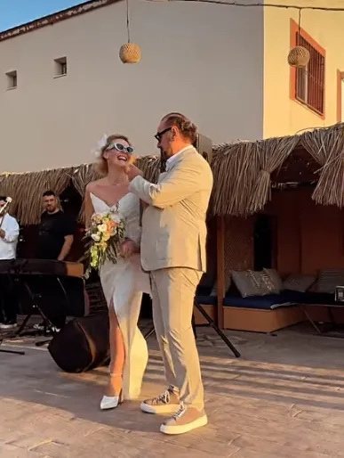 1782721747556.png Ünlü tenor Hakan Aysev 7. kez nikah masasına oturdu: İşte sosyal medyayı sallayan düğünden ilk kareler-3