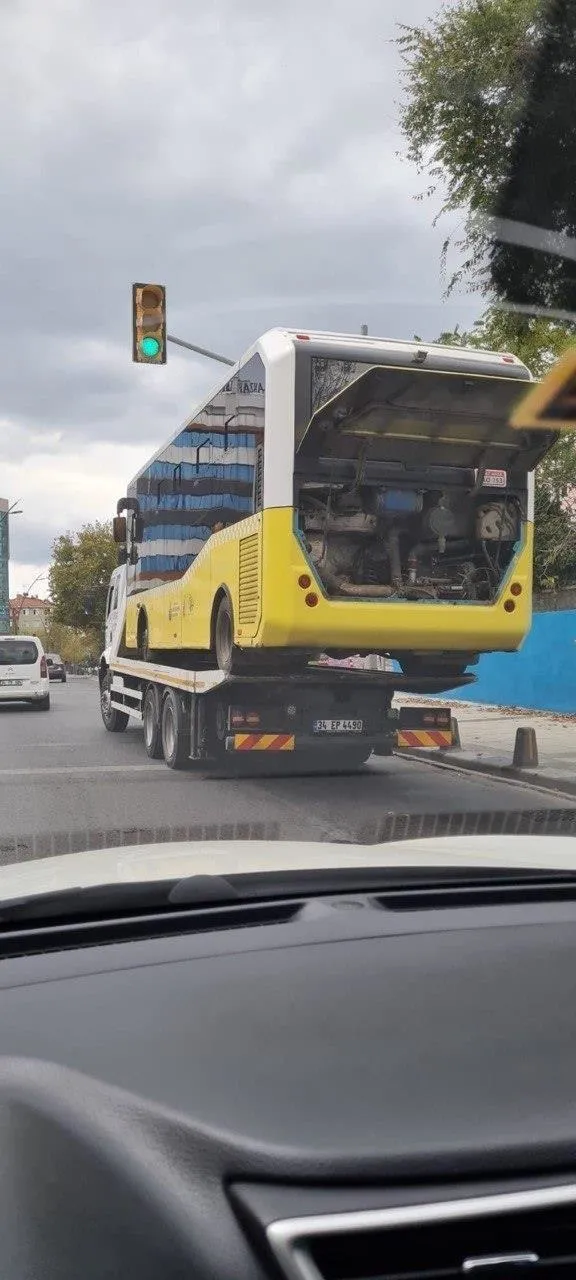 istanbullunun-metrobus-cilesi-ust-gecitlerde-yaya-trafigi-durdu-araclara-binebilmek-icin-santim-santim-ilerlediler-1633968710744.jpeg İstanbullunun metrobüs çilesi! Üst geçitlerde yaya trafiği durdu, araçlara binebilmek için santim santim ilerlediler-6