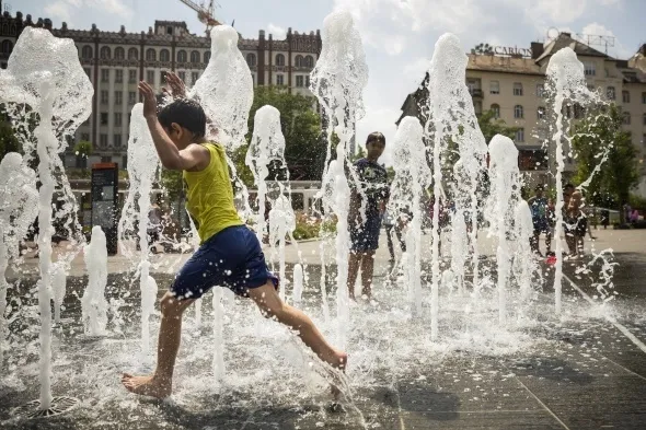 avrupada-cehennem-sicaklari-2-bin-kisi-olmustu-uzmanlardan-ciddi-uyarilar-gunes-en-tepedeyken-disari-cikmayin-1658771435720.jpg Avrupa'da cehennem sıcakları! 2 bin kişi ölmüştü! Uzmanlardan ciddi uyarılar: Güneş en tepedeyken dışarı çıkmayın-5