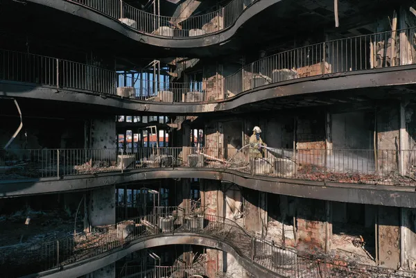 İzmir'in Narlıdere ilçesindeki Folkart sitesinde yangın! 8 saat sonunda kontrol altına alındı: Daireler küle döndü-12