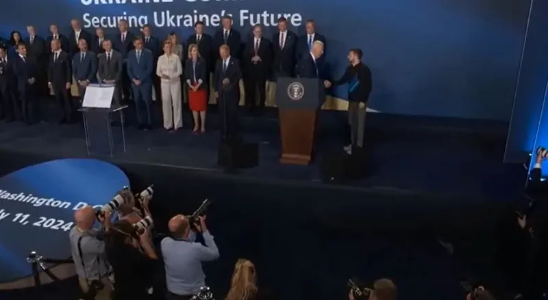 abd-baskani-joe-bidendan-bir-gaf-daha-ukrayna-devlet-baskani-zelenskiyi-kursuye-putin-olarak-davet-etti-1720735590465.jpeg ABD Başkanı Joe Biden'dan bir gaf daha! Ukrayna Devlet Başkanı Zelenski'yi kürsüye Putin olarak davet etti-4