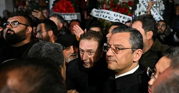 PKK ile kol kola gezen CHP’ye şehit cenazesinde tepki yağdı! Özgür Özel’in gönderdiği çelenk parçalandı