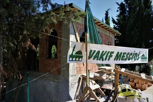 ibb-kacak-oldugunu-savunarak-mescidi-yikmaya-hazirlaniyor-en-yakin-cami-3-kilometre-uzaklikta-1633414244230.jpg