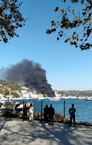 Bebek sahilinde bir tekne alev alev yandı!