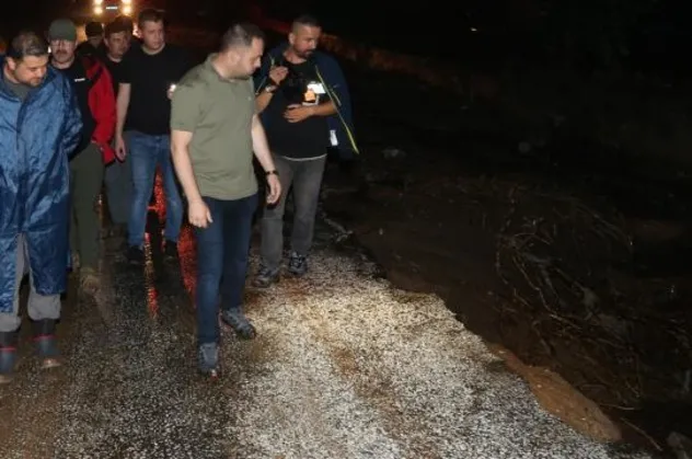 Çanakkale’nin Ezine ilçesinde sağanak nedeniyle köy yolu göçtü