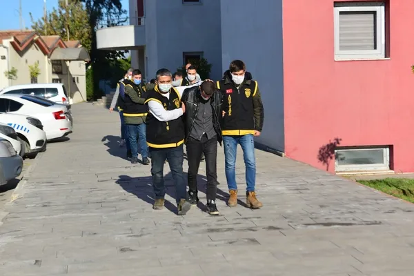 son-dakika-boyle-santaj-gorulmedi-yaninda-calistigi-ciftcinin-tarlasini-almak-icin-kiz-kardesi-cinsel-iliskiye-girdi-1609313289636.jpg SON DAKİKA: Böyle şantaj görülmedi: Yanında çalıştığı çiftçinin tarlasını almak için kız kardeşi cinsel ilişkiye girdi-2