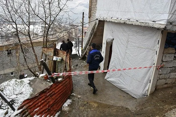 Hakkari'de toprak kayması sonucu 3 ev tahliye edildi-2