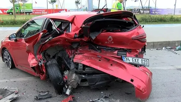 Kadıköy'de park halindeki araca otomobil çarptı sürücüler yaralandı-4