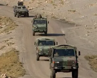 Askeri servisle kamyonet çarpıştı: 11 yaralı