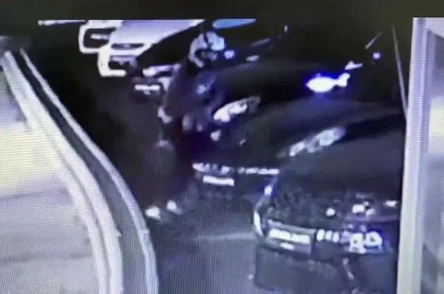 Galeri otoparkındaki lüks otomobilin 60 bin lira değerindeki farlarını 30 saniyede çaldılar