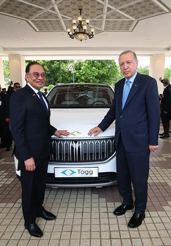 malezya-basbakani-enver-ibrahimden-baskan-erdogana-ovgu-dolu-sozler-dunya-musluman-aleminin-lideri-1739260558175.jpeg Başkan Erdoğan, Malezya Başbakanı Enver İbrahim'e TOGG aracı teslim etti (Fotoğraf: AA)