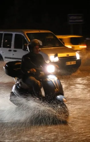 Samsun'u sağanak vurdu, hayat felç oldu