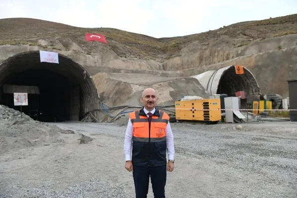 ulastirma-ve-altyapi-bakani-adil-karaismailoglu-acikladi-dunyanin-giptayla-baktigi-projeleri-yapiyoruz-1597684042592.jpeg Ulaştırma ve Altyapı Bakanı Adil Karaismailoğlu açıkladı: "Dünyanın gıptayla baktığı projeleri yapıyoruz"-2