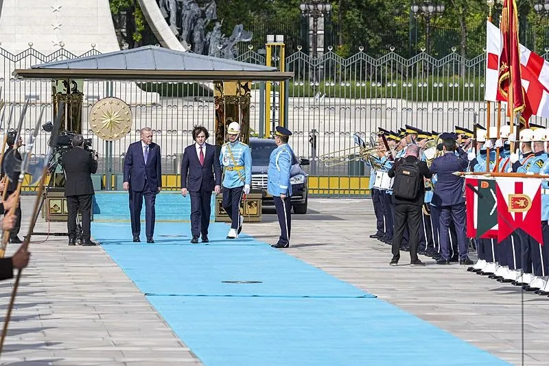 Başkan Erdoğan'ın resmi törenle karşıladığı İrakli Kobakhidze'nin saçlarıyla imtihanı!-4