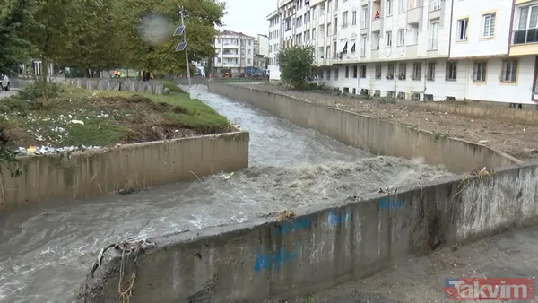 İstanbul'da yine aynı manzara! Yağmur yağdı Esenyurt yine sular altında! İBB ise piyasada yok! 2 kişi sele kapıldı - 37