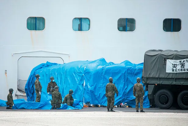 Japonya'da karantinaya alınan cruise gemisinde 40 kişide daha koronavirüs tespit edildi!-1