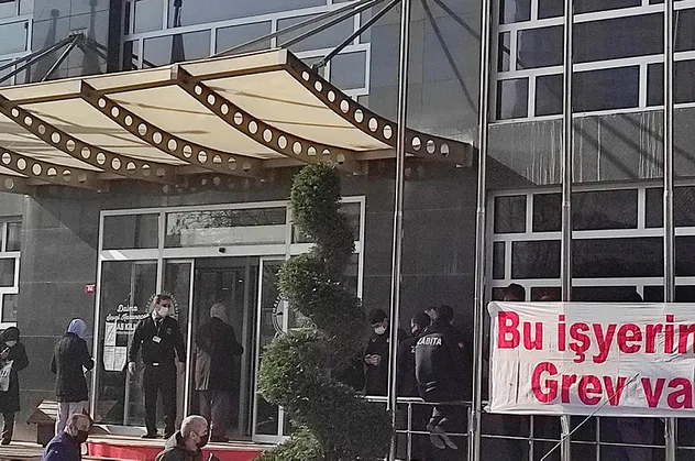 CHP'li Maltepe Belediyesi'nde isyan var! İşçiler belediye binasına grev pankartları astı!