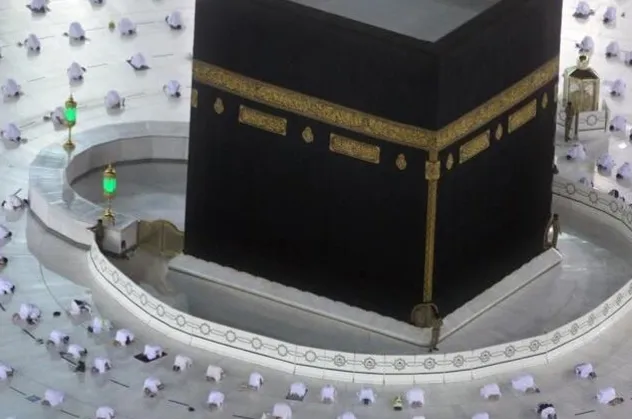 Kabe'de koronavirüs gölgesinde ilk teravih!