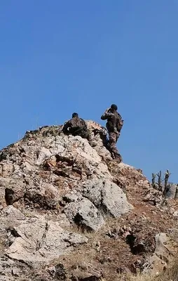 PKK’lı teröristler ormanı yakarak kaçıyor