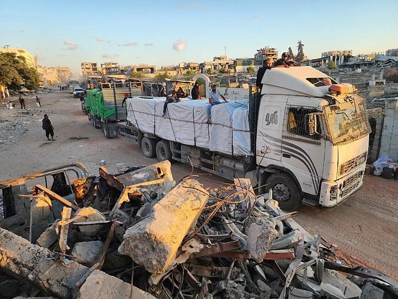 Yardım tırları Gazze'ye ulaştı. (AA)