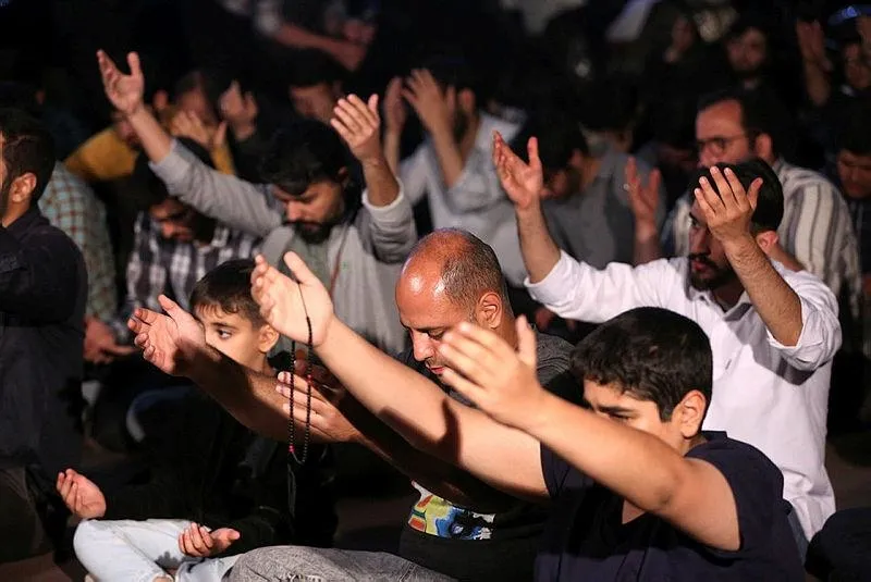 Yas 'Pers'pektifi! Reisi'nin ölümü sonrası İran'da olağanüstü saatler: İntikam sancağı, türbelerde ağlayanlar, zurnayla matem tutanlar-4