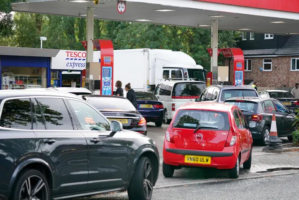 ingiltere-yakit-krizi-bir-kadin-pet-sisedeki-suyu-bosaltti-icine-benzin-koydu-o-anlar-kamerada-1632824838485.jpg İngiltere yakıt krizi | Bir kadın pet şişedeki suyu boşalttı içine benzin koydu! O anlar kamerada-7