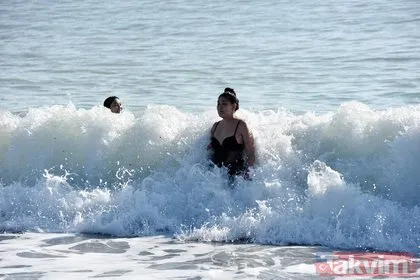 Antalya’da yılın ilk gününde deniz keyfi! ’Deniz suyu sıcak’