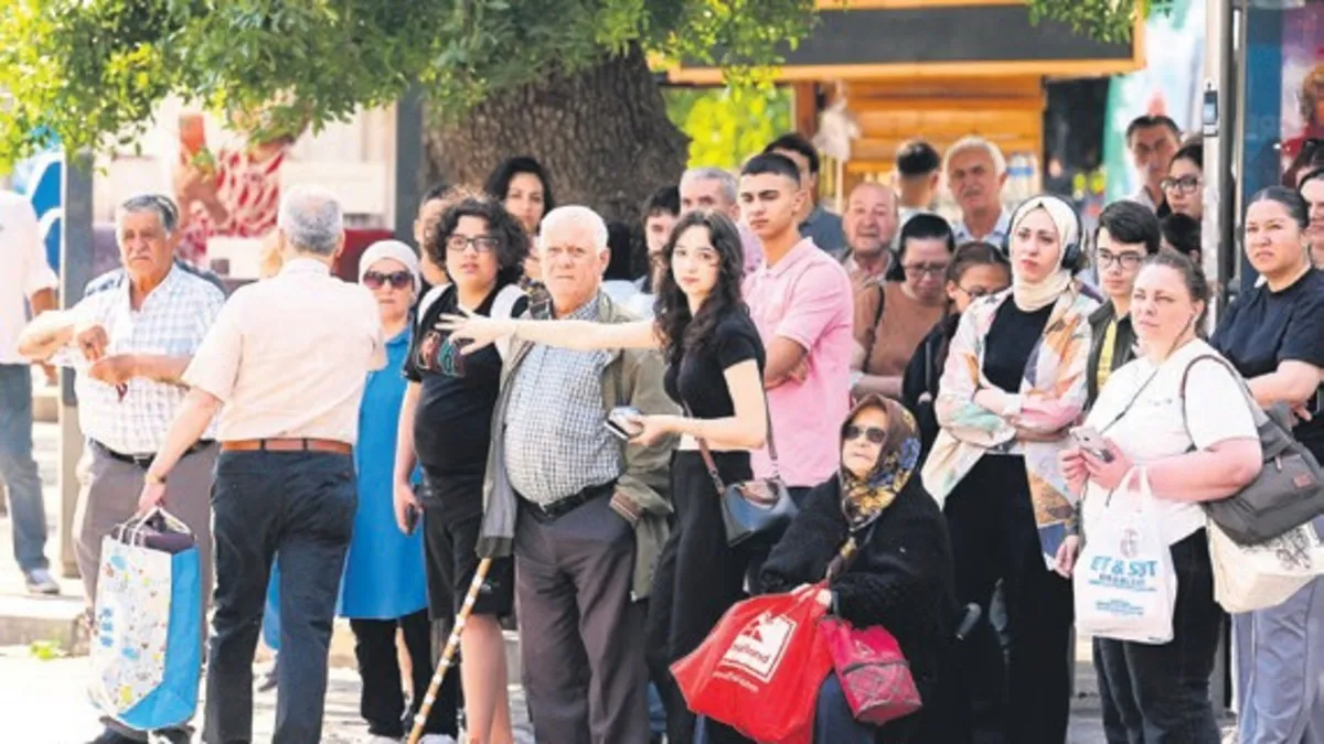 İzmir'de grev krizi büyüyor: Ulaşım durma noktasına geldi çöp dağları yükseldi