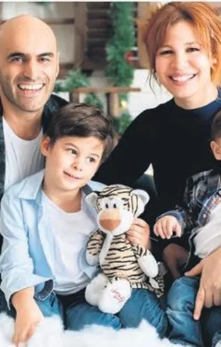 Oyuncu çift Aylin Kontente ve Alper Kul'dan aile pozu