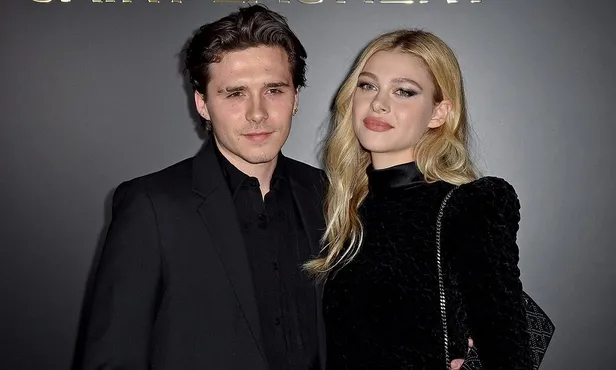 brooklyn-beckham-ve-nicola-peltzin-dugununde-anne-claudia-heffner-peltzin-2-abdulhamit-kolyesi-geceye-damga-vu-1649789693232.jpeg