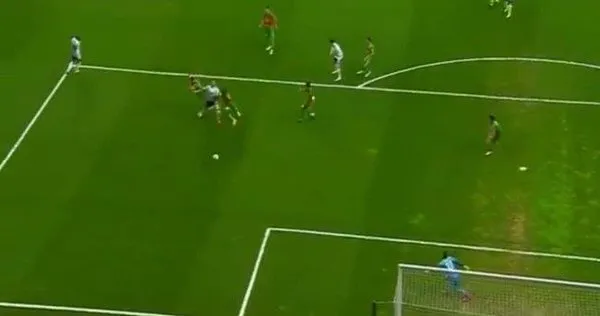 iste-besiktasin-alanyaspor-macinda-cenk-tosun-ile-penalti-bekledigi-pozisyon-1617814614529.jpeg