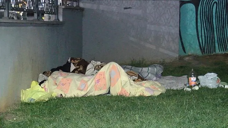 Bazı vatandaşlar dün geceyi parklarda geçirdi. (DHA)