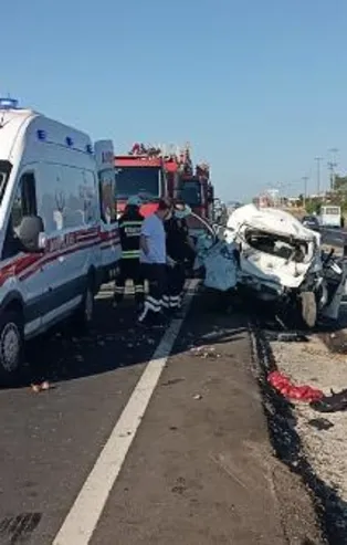 Tekirdağ'da servis minibüsü önündeki otomobile çarptı: 2 ölü, 1'i ağır 4 yaralı!