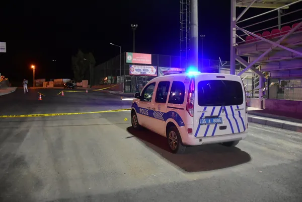 izmirde-hali-sahada-kiz-gibi-top-oynamayin-tartismasi-polis-memuru-tabancayla-bacagindan-vuruldu-1629326027588.jpg İzmir'de halı sahada 'kız gibi top oynamayın' tartışması! Polis memuru tabancayla bacağından vuruldu-7