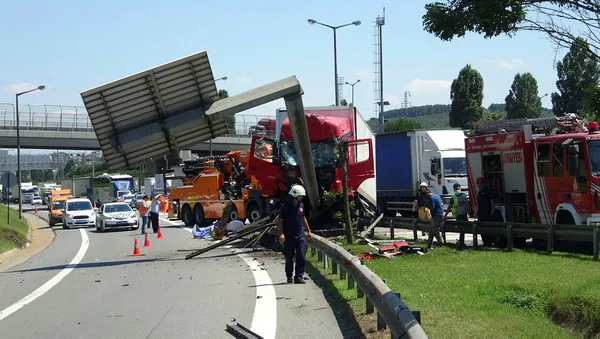 1595429514669.jpg TEM'de feci kaza! Kamyon bariyerlere girdi, trafik kilitlendi-3