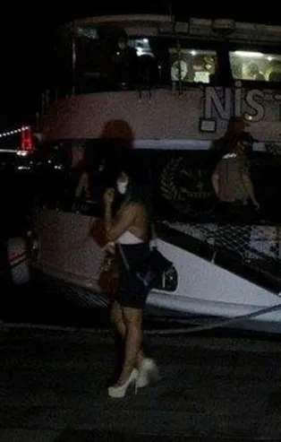 Koronavirüs tedbirlerinin hiçe sayıldığı 150 kişilik tekne partisine baskın!