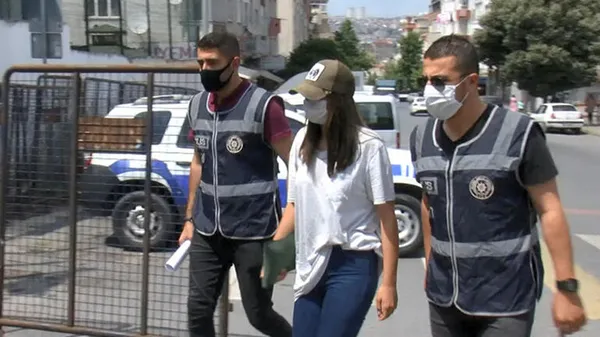 Betül Aşçı isimli kadına tepki yağıyor! 3 yaşındaki kuzenine Instagram canlı yayınında sigara içirmişti-2