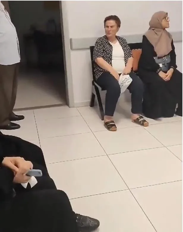 28-subat-artiklari-yine-sahnede-pendikte-yasli-adam-carsafli-kadinlara-hedef-aldi-bu-kadar-kapanmanizin-bir-an-1694100489675.jpeg 28 Şubat artıkları yine sahnede! Pendik’te yaşlı adam çarşaflı kadınlara hedef aldı: Bu kadar kapanmanızın bir anlamı var mı?-8